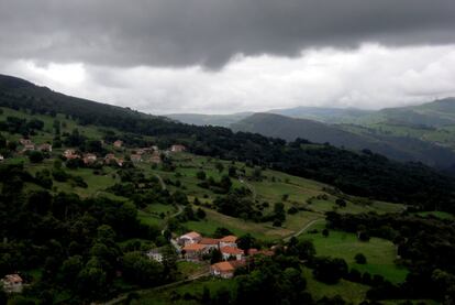 Panorámica de Villaverde y Hazas desde el aéreo mirador ubicado sobre el torrende del río Gándara