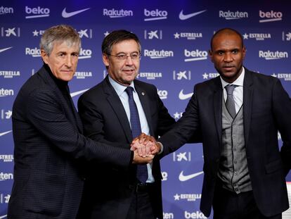 Quique Setién, Josep Maria Bartomeu y Eric Abidal, en la presentación del entrenador cántabto.