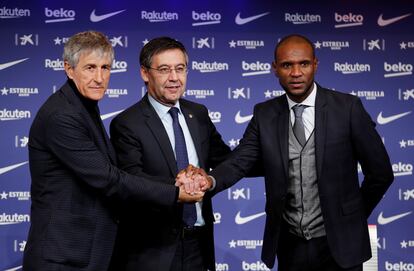 Quique Setién, Josep Maria Bartomeu y Eric Abidal, en la presentación del entrenador cántabto.