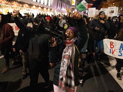 Una manifestante alza el puño durante una protesta contra la absolución de Kyle Rittenhouse, el sábado en Nueva York.