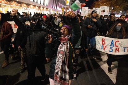 Una manifestante alza el puño durante una protesta contra la absolución de Kyle Rittenhouse, el sábado en Nueva York.