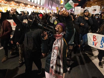 Manifestante ergue o punho durante um protesto contra a absolvição de Kyle Rittenhouse, no sábado em Nova York.