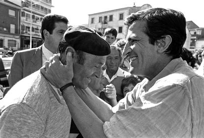 Adolfo Suárez, candidato a la presidencia del Gobierno por el CDS, saluda efusivamente a un paisano durante su visita electoral a su pueblo natal, Cebreros (Ávila), el 30 de mayo de 1986, durante la campaña para las Elecciones Generales del 22 de junio de 1986.
