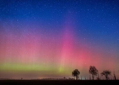El cel acolorit per l'aurora boreal a prop de Lietzen (Alemanya).