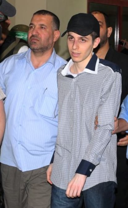 Yabari, con el prisionero Shalit en octubre de 2011 antes de canjearlo por un millar de palestinos presos.