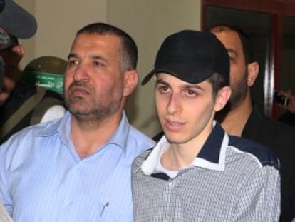 Yabari, con el prisionero Shalit en octubre de 2011 antes de canjearlo por un millar de palestinos presos.