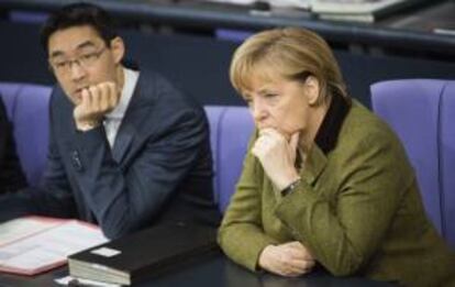 La canciller alemana, Angela Merkel, y el ministro de Economía alemán, Philipp Röesler. EFE/Archivo
