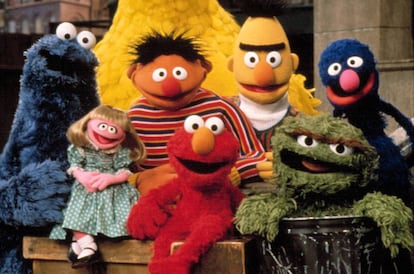 Parte dos personagens de 'Sesame Street' (Vila Sésamo) dos Estados Unidos: Cookie Monster (no Brasil, Come-Come), Prairie Dawn (Sofia), Berth (Beto), Elmo, Ernie (Ênio), Oscar e Grover.