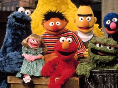 Parte dos personagens de 'Sesame Street' (Vila Sésamo) dos Estados Unidos: Cookie Monster (no Brasil, Come-Come), Prairie Dawn (Sofia), Berth (Beto), Elmo, Ernie (Ênio), Oscar e Grover.