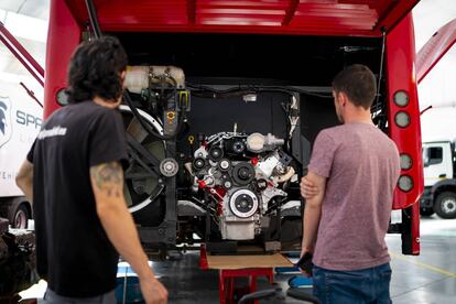 Técnicos de BeGas sustituyen un motor diésel por otro autogás.