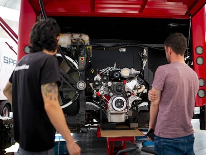 Técnicos de BeGas sustituyen un motor diésel por otro autogás.