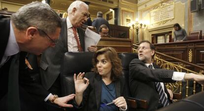 Mariano Rajoy y Soraya Sáenz de Santamaría (sentados) conversan con Gallardón y Margallo.