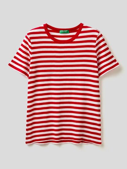 La versión en rojo y blanco es una alternativa súper favorecedora y con un punto extra de color a la clásica camiseta marinera. Esta de corte tradicional la encontrarás en Benetton por 15,95€.