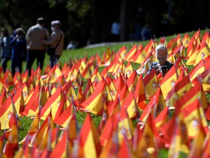 Milhares de bandeiras espanholas representando as vítimas da covid-19 no país, em um parque em Madri, 27 de setembro.