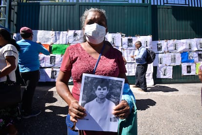 Familiares de desaparecidos durante la Guerra Sucia protestan frente a instalaciones del ejército en Chilpancingo (Guerrero), el 19 de febrero de 2023.