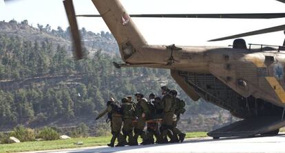 Evacuación a un hospital de Jerusalén de uno de los soldados atropellados.