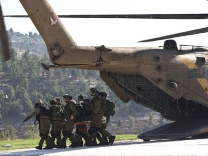 Evacuaci&oacute;n a un hospital de Jerusal&eacute;n de uno de los soldados atropellados.