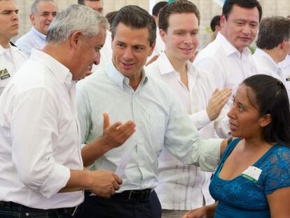 Otto P&eacute;rez Molina y Enrique Pe&ntilde;a Nieto saludan a una invitada al evento de esta tarde realizado en Catazaj&aacute;, Chiapas.