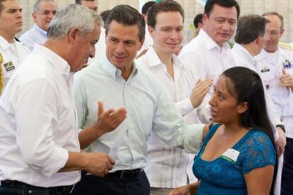 Otto Pérez Molina y Enrique Peña Nieto saludan a una invitada al evento de esta tarde realizado en Catazajá, Chiapas.