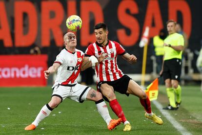 Yuri Berchiche, del Athletic, pelea un balón con Isi Palazón, del Rayo Vallecano, durante el partido de LaLiga celebrado este domingo en Vallecas.