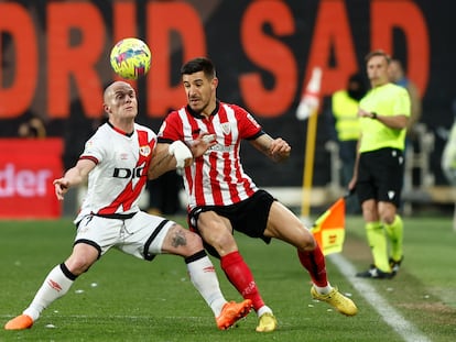 Yuri Berchiche, del Athletic, pelea un balón con Isi Palazón, del Rayo Vallecano, durante el partido de LaLiga celebrado este domingo en Vallecas.