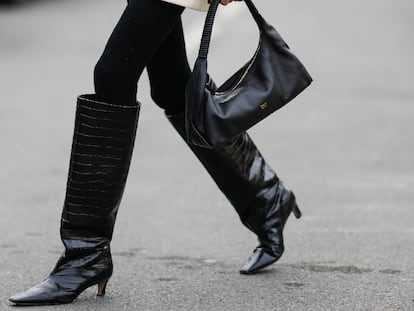 Detalle de las botas 'kitten heel' de la empresaria e influencer Chloe Harrouche durante la París Fashion Week de 2022.  GETTY IMAGES.