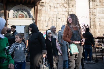 Las sirias que han vivido casi tres lustros en las zonas controladas por Bachar El Asad, bajo la administración kurda, bajo el califato islámico o bajo los rebeldes islamistas se cruzan hoy en las aceras de Damasco. En la imagen, el casco histórico de la capital siria el pasado 4 de febrero.