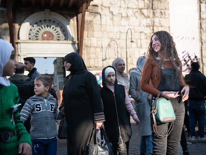 Las sirias que han vivido casi tres lustros en las zonas controladas por Bachar El Asad, bajo la administración kurda, bajo el califato islámico o bajo los rebeldes islamistas se cruzan hoy en las aceras de Damasco. En la imagen, el casco histórico de la capital siria el pasado 4 de febrero.