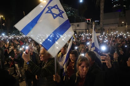 Familiares de ciudadanos israelíes secuestrados por Hamás se manifiestan en Tel Aviv.