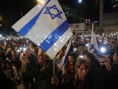 Familiares de ciudadanos israelíes secuestrados por Hamás se manifiestan en Tel Aviv.