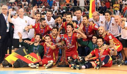 La selección española celebra su triunfo en el Europeo.