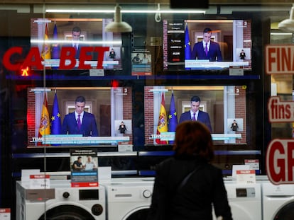 La comparecencia de Pedro Sánchez, en las televisiones de un comercio en Barcelona.