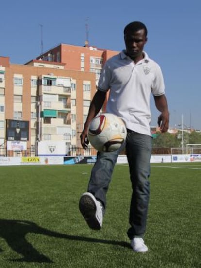 El maliense Diakité Alassane, entrenando en el campo del C. D. Canillas (Madrid).