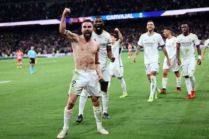 Dani Carvajal celebrando su tanto frente al Almería.