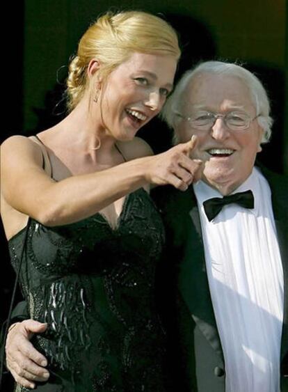 Fotografía de 2006 que muestra al director del Festival de Bayreuth, Wolfgang Wagner (izqda), junto a su hija Katharina