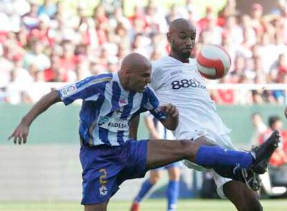 Kanouté intenta llevarse el balón ante Manuel Pablo.