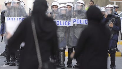 Mujeres se enfrentan a la policía en un suburbio de Manama.