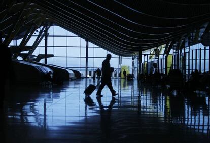 Interior del aeropuerto de Madrid Barajas ayer en el séptimo día de huelga de los pilotos de Iberia