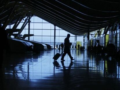 Interior del aeropuerto de Madrid Barajas ayer en el s&eacute;ptimo d&iacute;a de huelga de los pilotos de Iberia