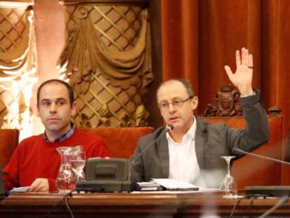 Izagirre (en el centro) vota en un momento del pleno.