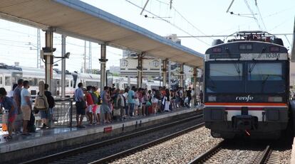 Aglomeracions a l'estació de Tarragona a l'agost.