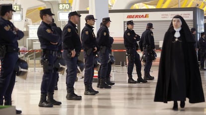 Agentes de la Policía Nacional custodian la seguridad en la terminal T4, durante la segunda jornada de huelga de los trabajadores de la compañía aérea Iberia. Según las previsiones, Iberia ha cancelado hoy 76 vuelos, además de los 80 anulados por Air Nostrum, 79 por Vueling y 20 por Iberia Express, aerolíneas a las que realiza labores de asistencia en tierra.