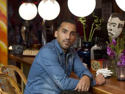 Zahir Belounis, en una cafetería