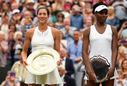 Garbiñe Muguruza, vencedora de Wimbledon 2015, junto a Venus Williams, finalista, el 15 de julio de aquel año tras el torneo. 