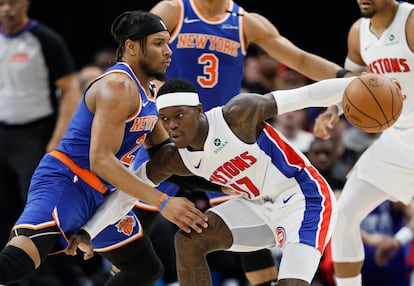 Dennis Schroder bota ante Miles McBride en el partido de este jueves.