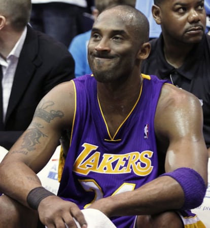 El jugador de los Lakers de Los ?ngeles Kobe Bryant observa el partido de su equipo contra los Jazz de Utah.