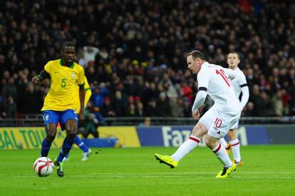 Rooney dispara a portería y da el primer gol a su equipo.