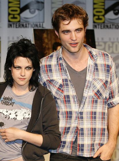 En una rueda de prensa en el festival Comic-Con International 2009 los actores Pattinson y Kristen Stewart han presentado <i>Luna Nueva</i>, la segunda película de la saga <i>Crepúsculo</i>. Los actores, a quienes los rumores unen por "una química especial", coinciden después de unos meses, tras estar centrados en sus nuevos proyectos cinematográficos.