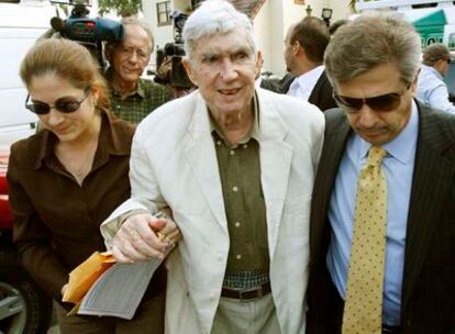 El anticastrista Luis Posada Carriles (centro) junto a su hija tras ser liberado en Nuevo México en 2007.