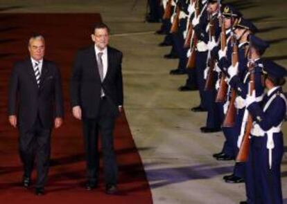 El presidente del Gobierno español, Mariano Rajoy (d), a su llegada al Aeropuerto Internacional de Santiago de Chile, donde participará en la primera Cumbre Comunidad de Estados Latinoamericanos y del Caribe (CELAC) y la Unión Europea (UE) los días 26 y 27 de enero. EFE/FELIPE TRUEBA